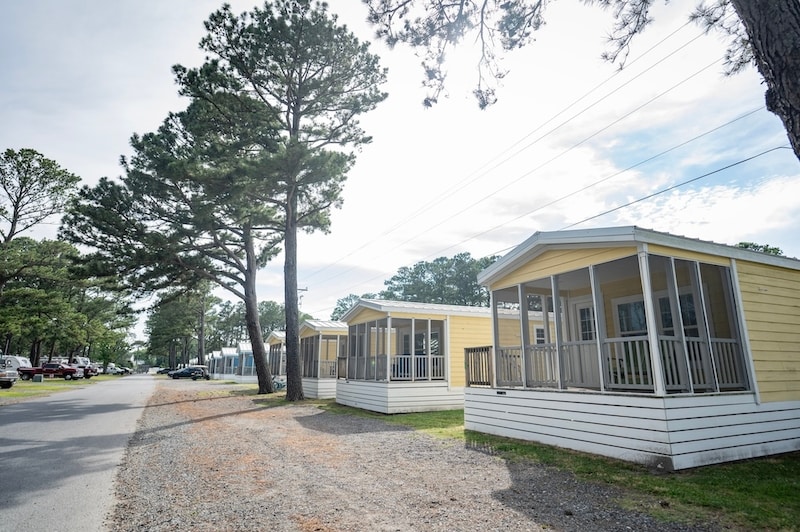 Deluxe Cabin (Queen/3 twin)-13