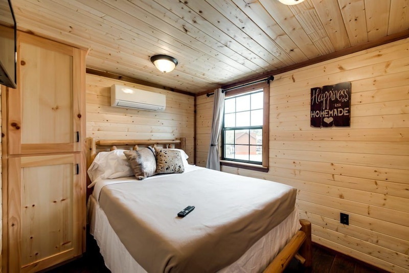 Family 1 Bedroom Cabin (H20)-10