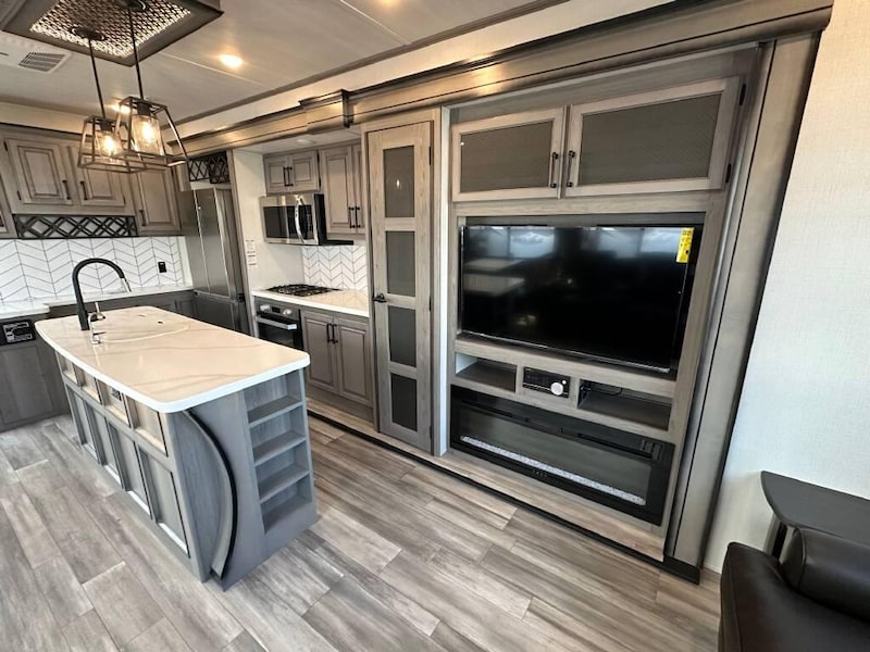 Ranger Smith PREMIUM RV Rental Six Person - Full-Service-8