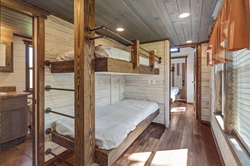 Cindy Bear™ Deluxe Cabin - 7 Person 3-5