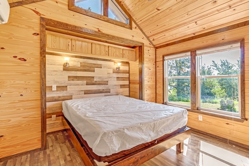 Cindy Bear™ Deluxe Cabin - 6 Person 2-3