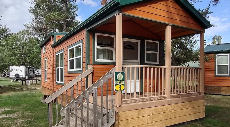 Yogi Bear Full-Service Cabin Six Person-4