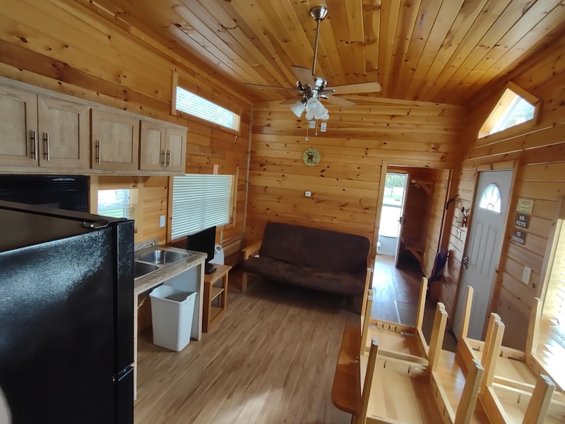 Yogi Bear Full-Service Cabin Six Person-8