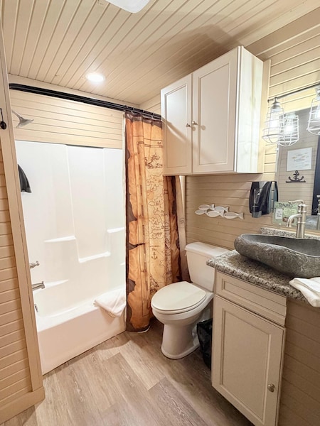 Suite - 2 Bedroom Vacation Cabin (SHIP)-14