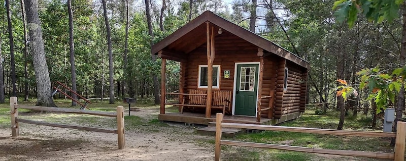 Boo Boo Bear Bone Cabin Six Person-5