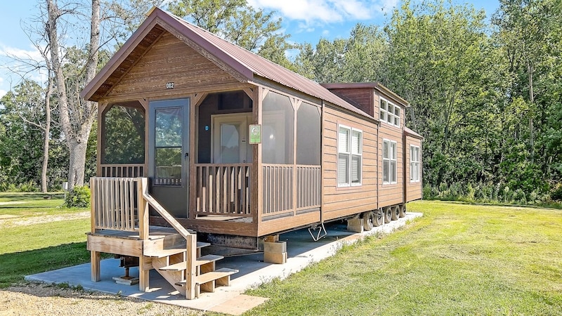 Cindy Bear™ Deluxe Cabin - 6 Person 2-1