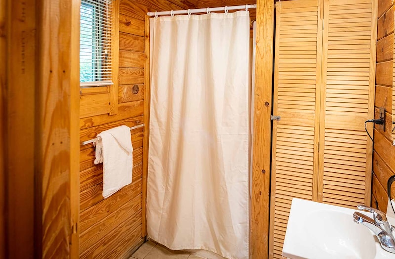 Deluxe Comfort Cabin-5