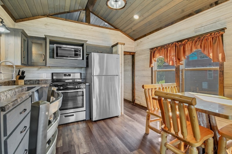 Cindy Bear™ Deluxe Cabin - 7 Person 3-2