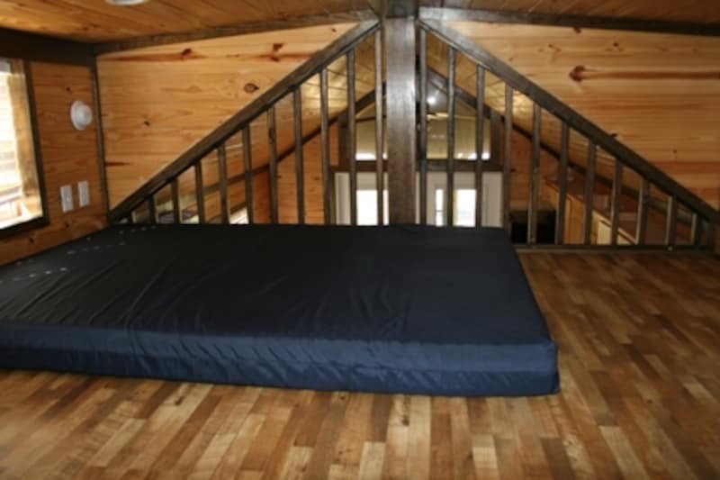 Cindy Bear™ Deluxe Cabin - 6 Person 2-4