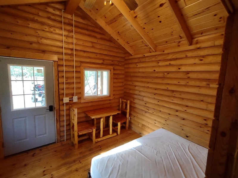 Boo Boo Bear Bone Cabin Six Person-4