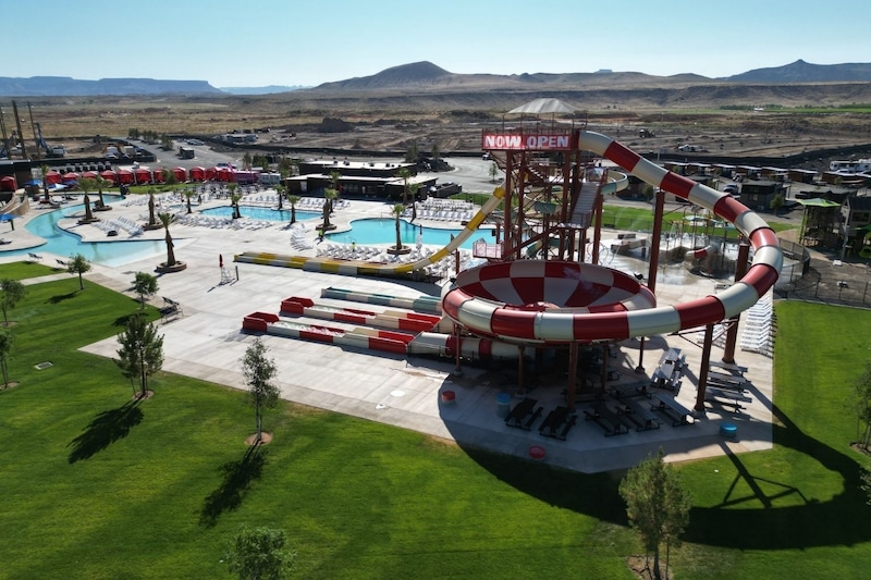 Yogi Bear™ Two Bedroom Glamping Cabin-15