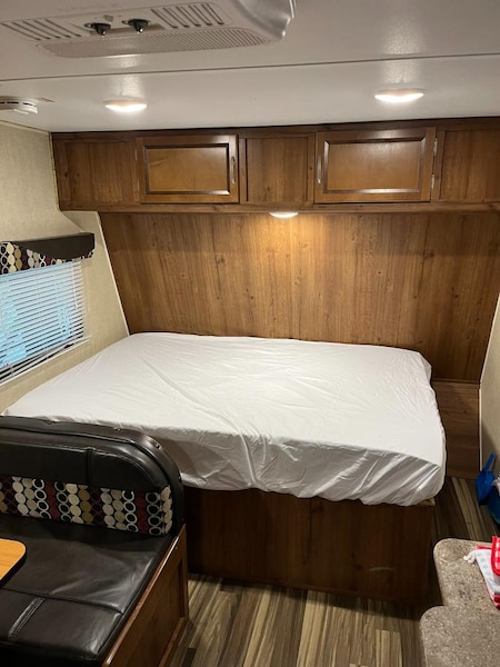 RV Rental 22 Foot-2