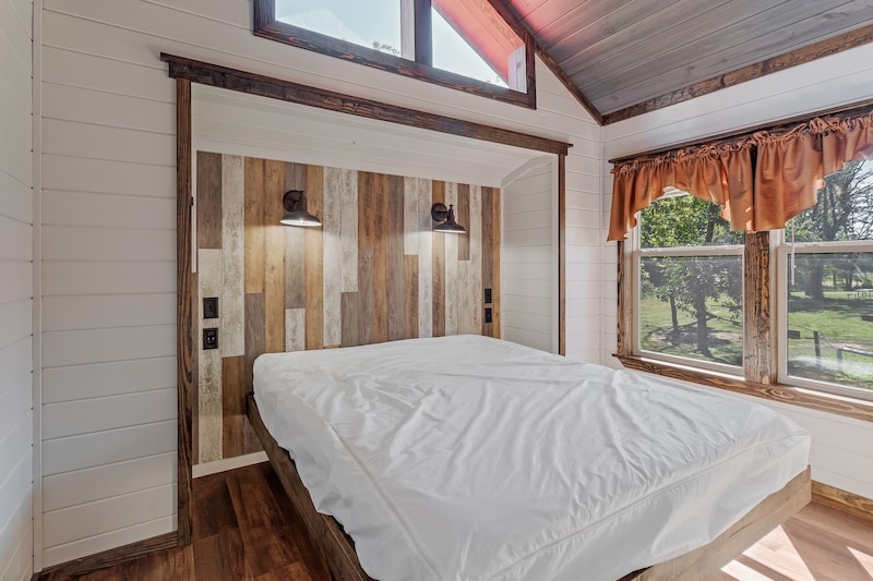 Cindy Bear™ Deluxe Cabin - 7 Person 3-6