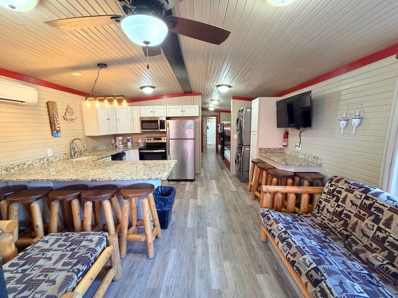 Suite - 2 Bedroom Vacation Cabin (SHIP)-12