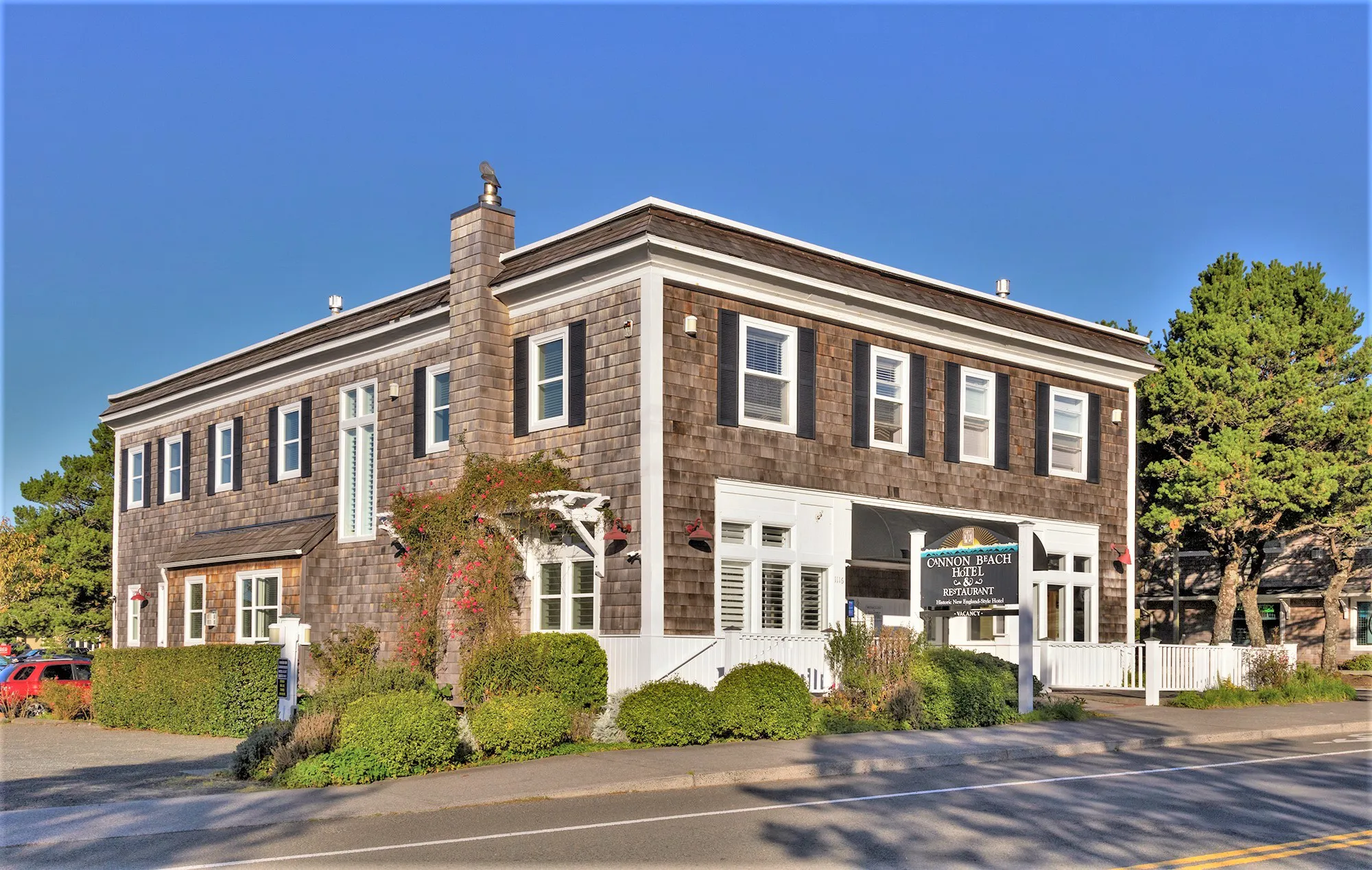 Cannon Beach Hotel Exterior Front